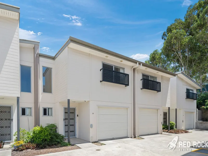 Modern and spacious townhouse right in the heart of Underwood!