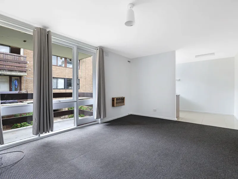 INNER CITY LIVING AT ITS FINEST IN AN ENVIABLE LOCATION!