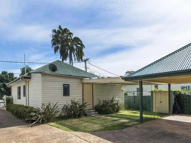 Rare opportunity central located single level villa for lease