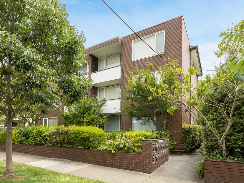 Spacious Retro Sensation, Enviable Location