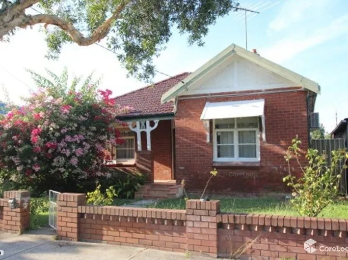 3 BED ROOM HOUSE FOR RENT WITH GREAT LOCATION ...... CLOSE TO LIDCOMBE STATION