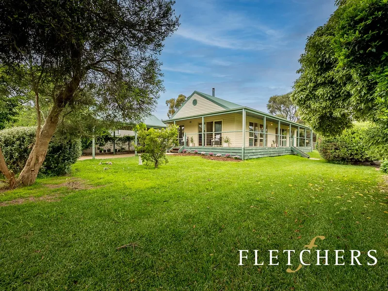 Immaculate Coastal Cottage Home – Walk to Bay Beach and Villag