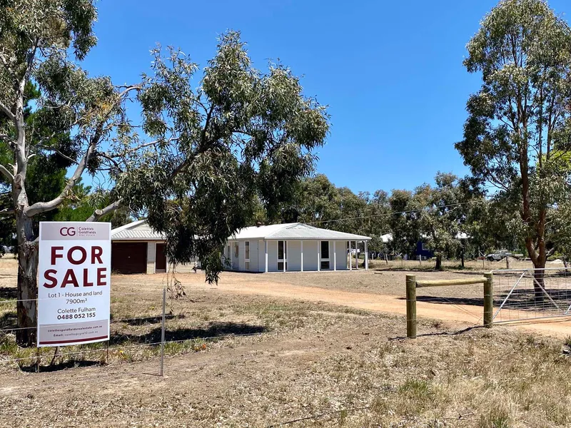 The White House with wrap around verandah / 3Br 2 Bth on acreage