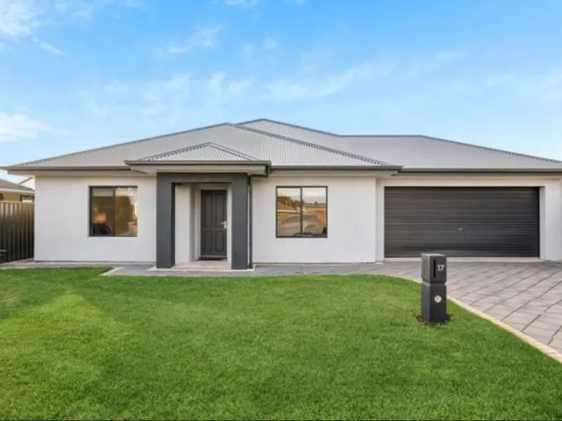 3 bedroom 2 bathroom double garage located Morphett Vale $600 per week