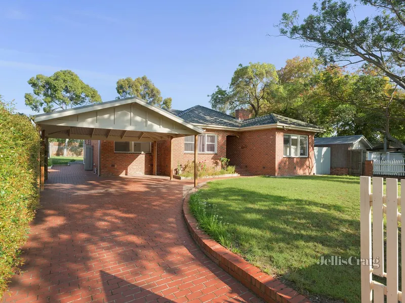 Family Entertainer On 920 Sqm In The Box Hill High School Zone