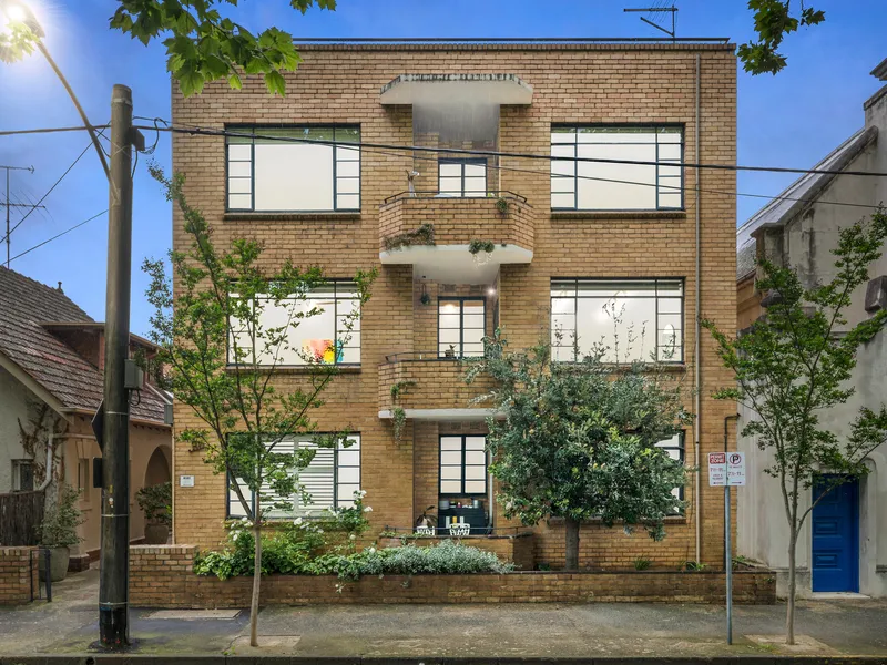 Caralyn Court – Impeccably Renovated Deco With North Light