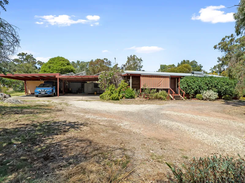 Long Ownership - Spacious 4 Br Timber Home - Over 1 Acre (4627m2)  -  Solid Shedding - Town Water
