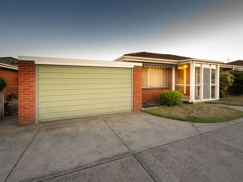 Auction this Saturday at 1.30pm Light filled two bedroom residence within walking distance to the Beach!