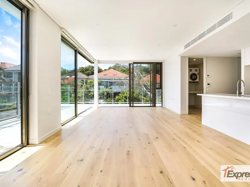 ARCHITECTURALLY DESIGNED THREE BEDROOM, NORTH FACING APARTMENT