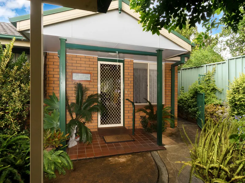 Supersized villa just 100m from shops 