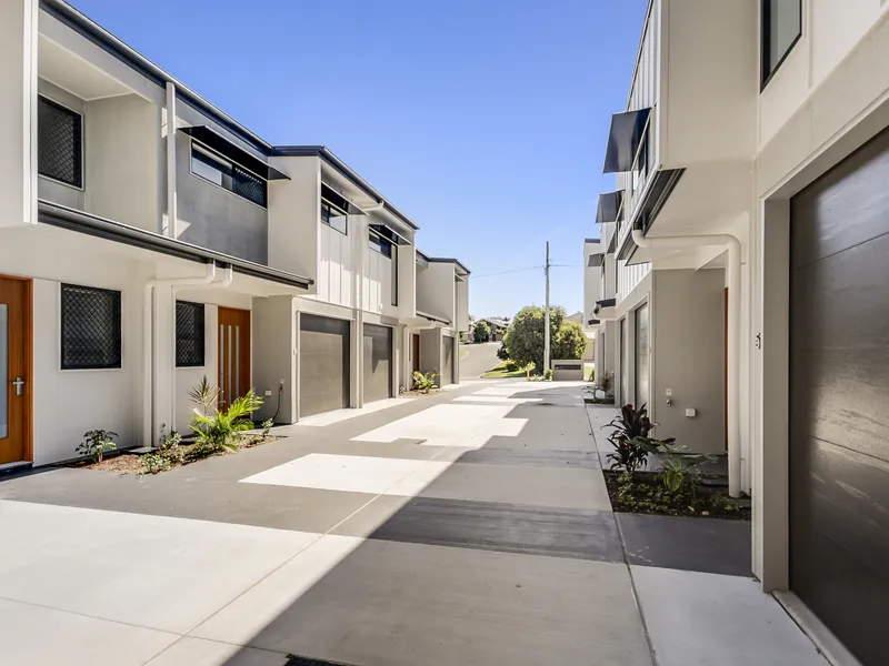 Modern - 2 Living Areas - Air Conditioned - You Will Love This!
