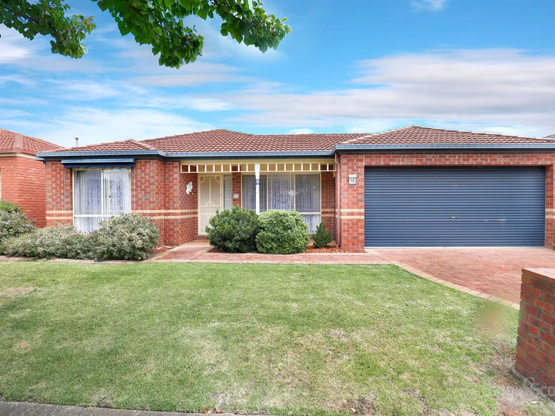 Court Location, 2 Living Areas on Approx. 531m2 Block In The Hunt Club.