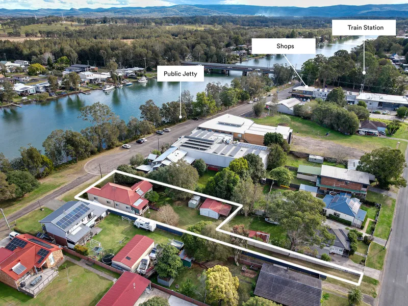 Charming cottage right on the water, walking distance to shops and train station