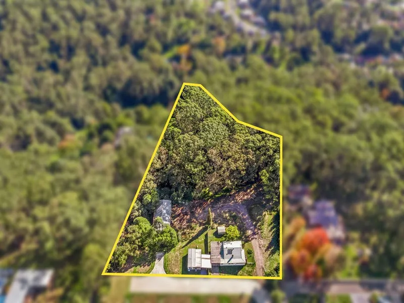 Unique house & cottage with large 3 bay garage, set on 2.5 acres & bush views