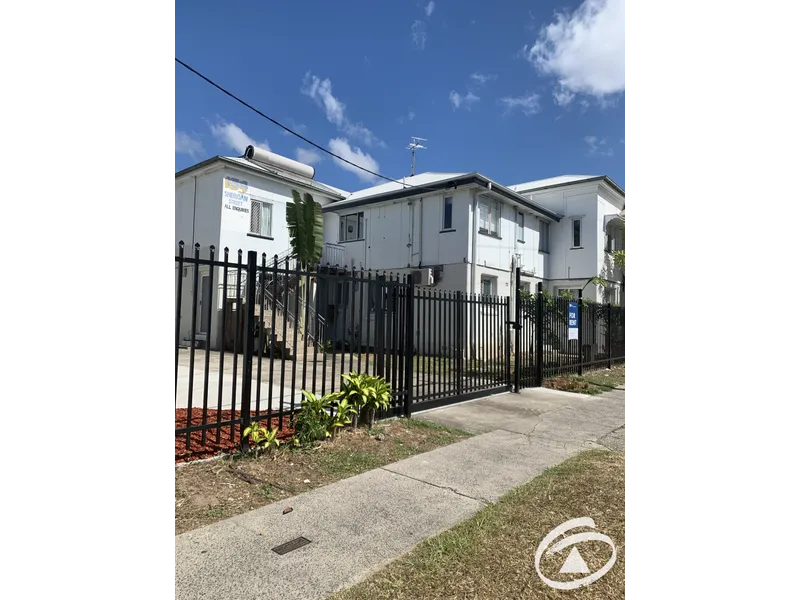 RENOVATED BRIGHT 2 BEDROOM UNIT