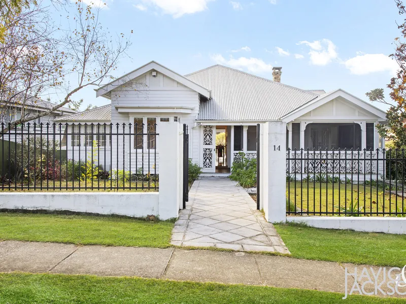 LUXURIOUS FAMILY HOME IN THE HEART OF CLAYFIELD