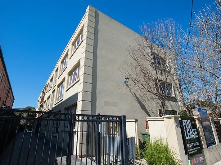 SPACIOUS TOP FLOOR APARTMENT WITH BALCONY