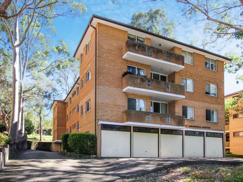 Top floor apartment in prime location to Macquarie Park!