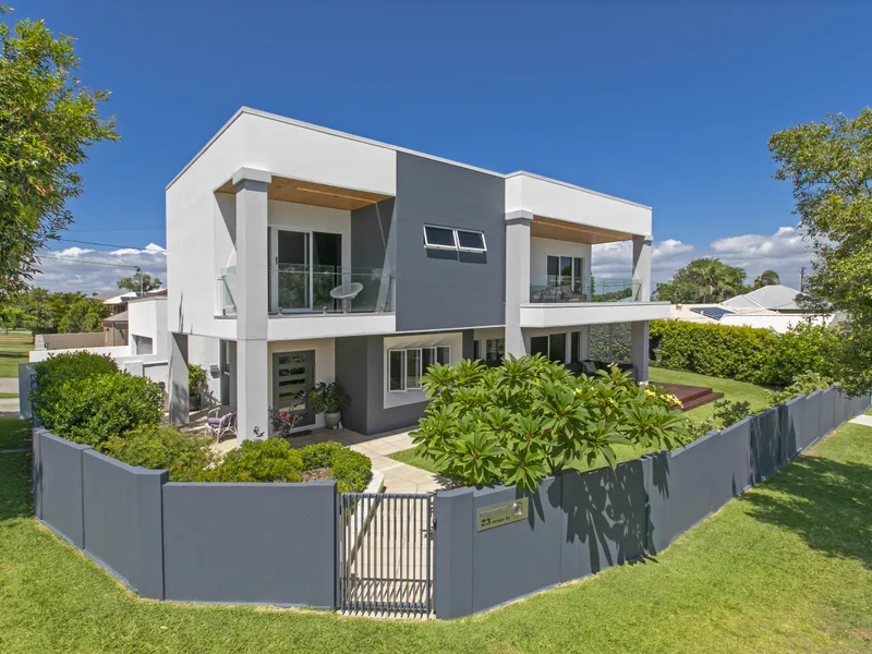 STUNNING LUXURY HOME - STROLL TO MARINA  BEACHES AND SCARBOROUGH VILLAGE