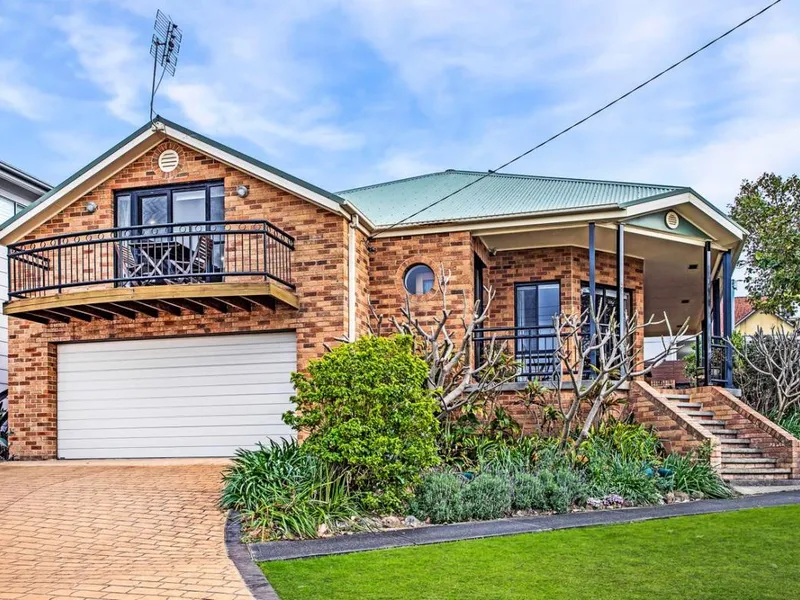 What a great place to live in Merewether – just 300m from the beach.