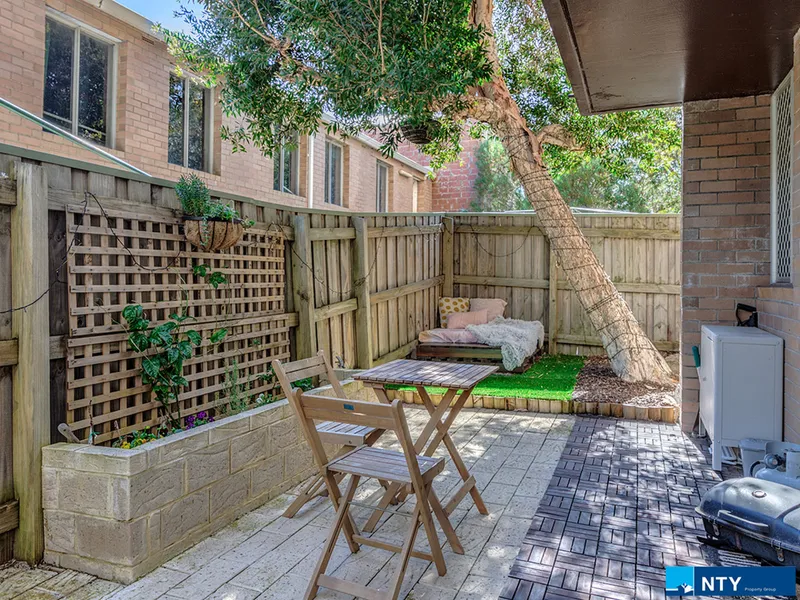 BEAUTIFULLLY RENOVATED COURTYARD UNIT
