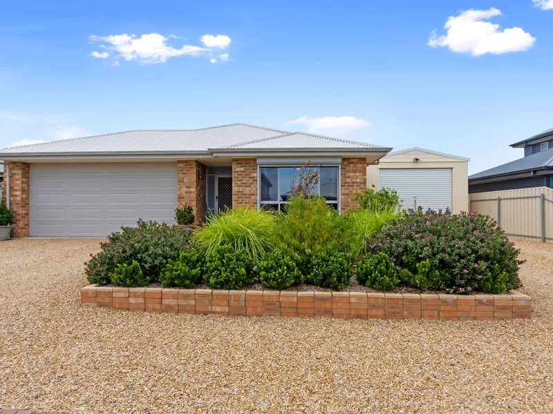 Modern Family Home with Shed!