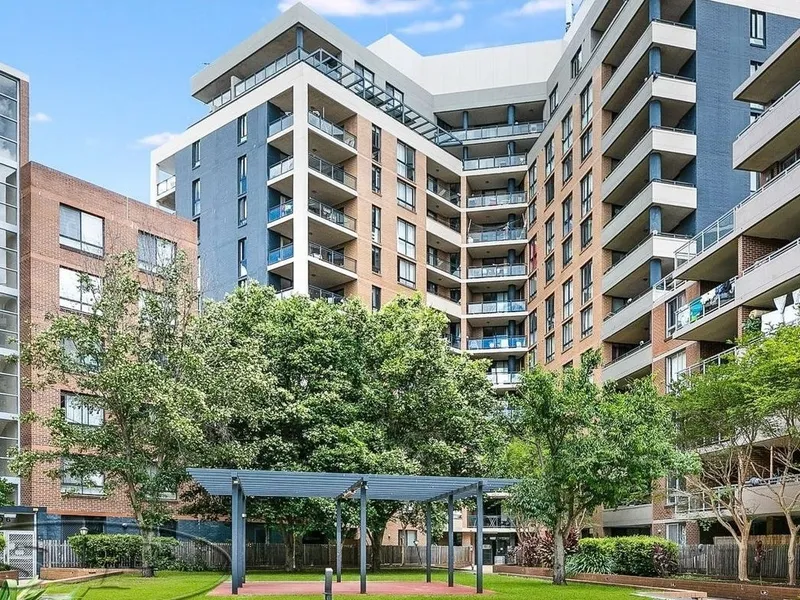 In the Heart of Auburn, Modern 3 Bedroom Apartment with Views