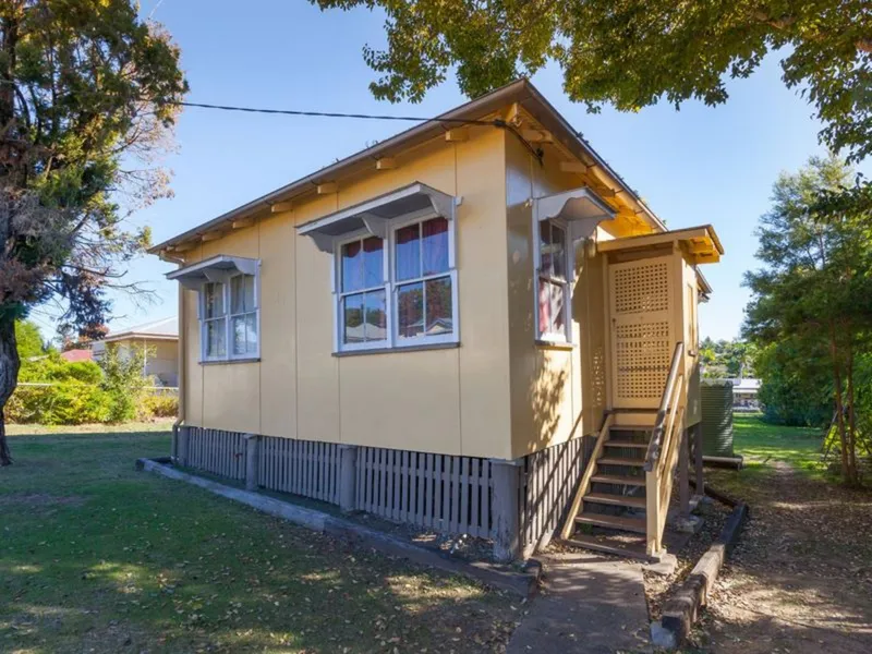 RENOVATED  3 BEDROOM COTTAGE SET IN THE SOUGHT AFTER LOCATION OF NEWTOWN