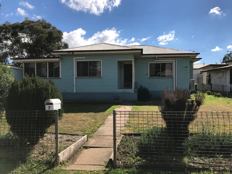 TIDY HOME CLOSE TO C.B.D!