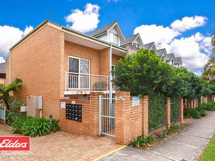 Freshly Painted 2 bedrooms Townhouse, Built-ins to ALL, Lock-up garage