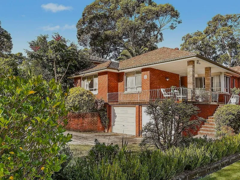 FAMILY HOME WITH FLEXIBLE LAYOUT IN GREAT LOCATION
