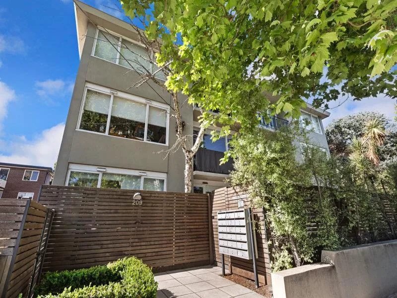 Quality Apartment Moments to Chapel Street - Freshly Painted and Brand New Carpet