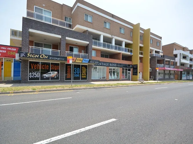 MODERN 2 BEDROOM APARTMENT + STUDY ROOM OR 3RD BEDROOM IN FANTASTIC LOCATION!!