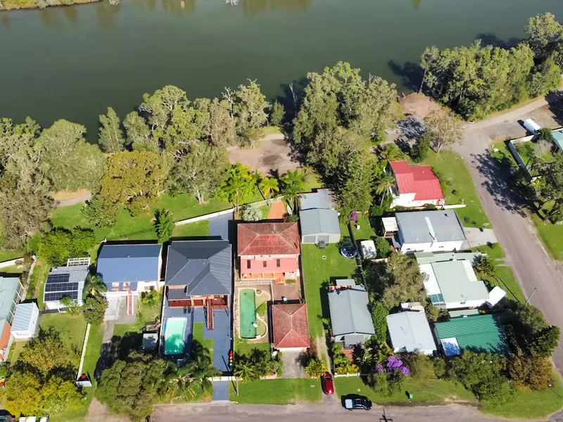 Huge 4 bedroom 2 bathroom waterfront property.