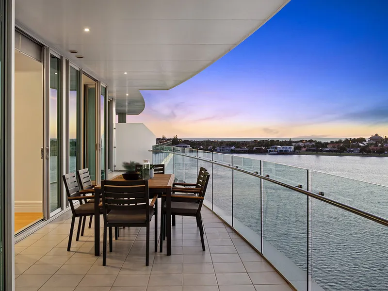 Stunning Lakefront Apartment With Views From The Top