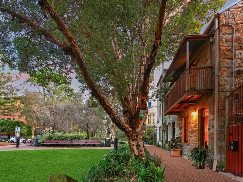 Late-Victorian sandstone home in boutique parkside setting