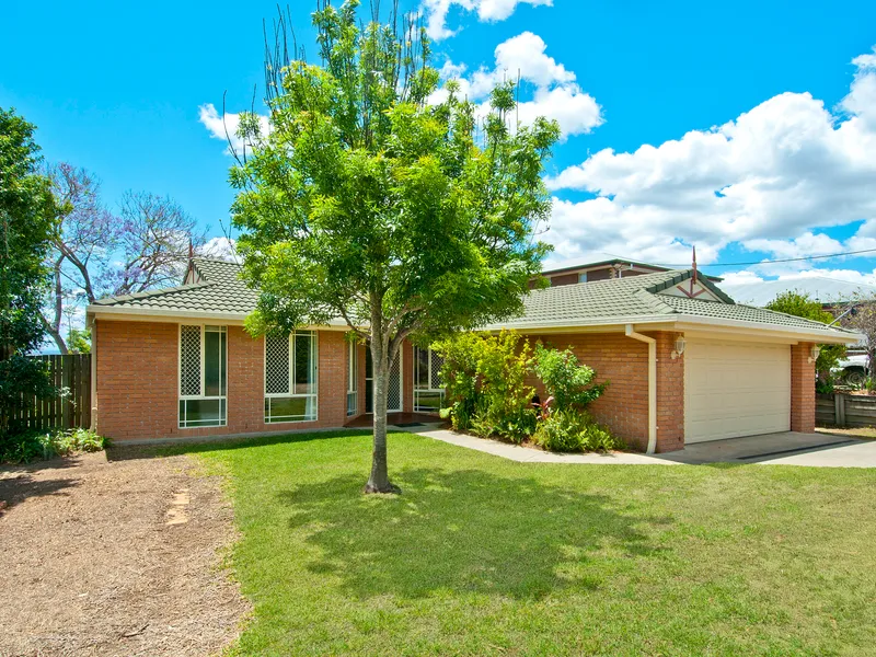 FAMILY HOME HIGH ON THE HILL WITH SWIMMING POOL