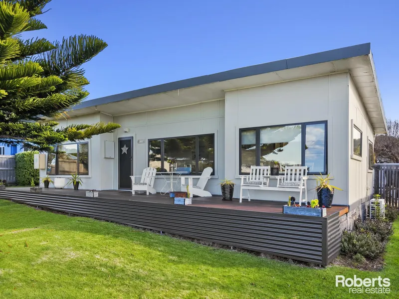 Coastal Charm - Outdoor Oasis - Central Location