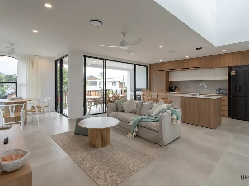 BEAUTIFULLY FULLY FURNISHED 3 LEVEL TERRACE HOME