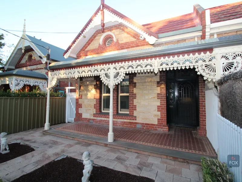 TRENDY COTTAGE RIGHT IN THE HEART OF ALL THE ACTION