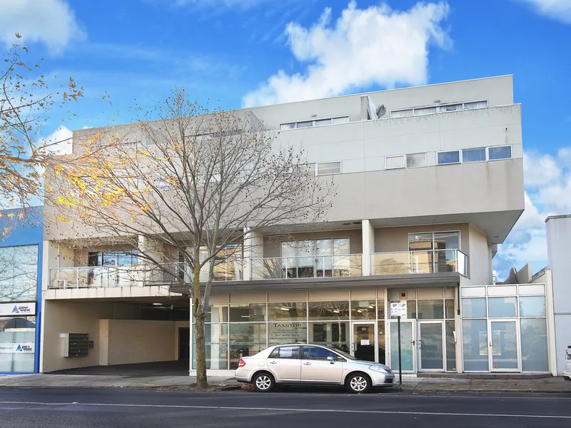 In The Heart of Oakleigh - Refreshed 2 Bedroom Apartment