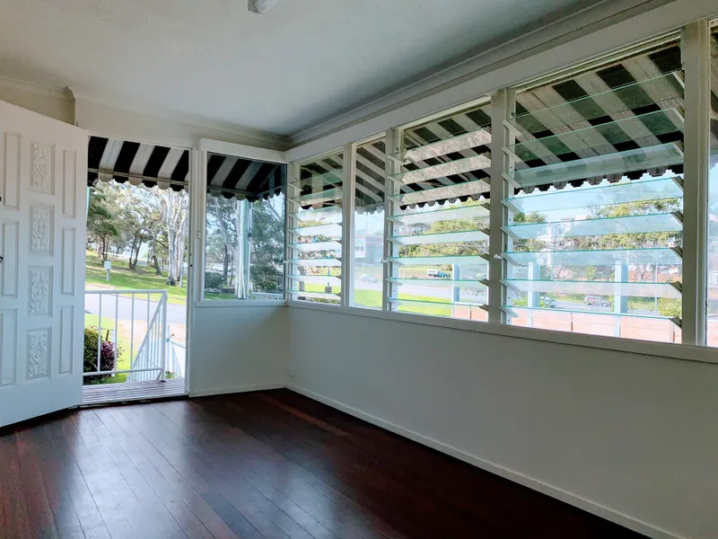 Beach Cottage minutes from the Ocean with huge backyard!