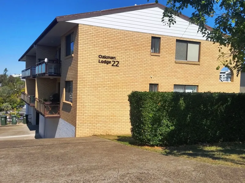 Tidy 2 bedroom unit in the perfect location 