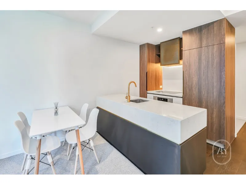 Stylish Urban Living in the Heart of Melbourne | Furnished One-Bedroom One Study Apartment in Uno