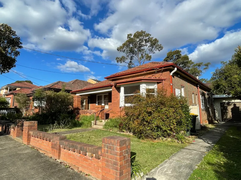 Generous 3 bedrooms family home with lock up garage