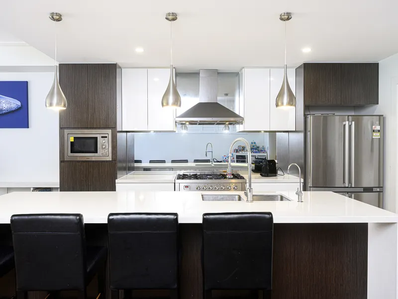 Bright and modern duplex, the perfect entertainer's home