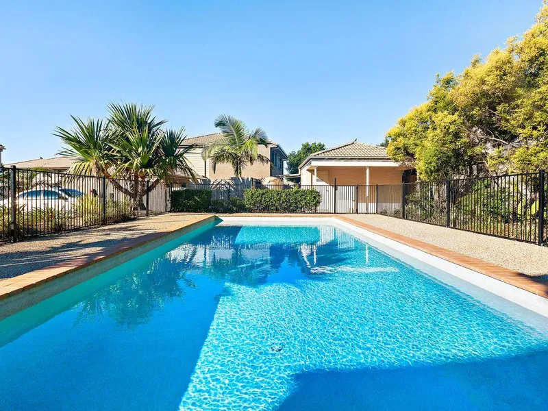 MODERN DOUBLE GARAGE TOWNHOUSE - EXCELLENT LOCATION