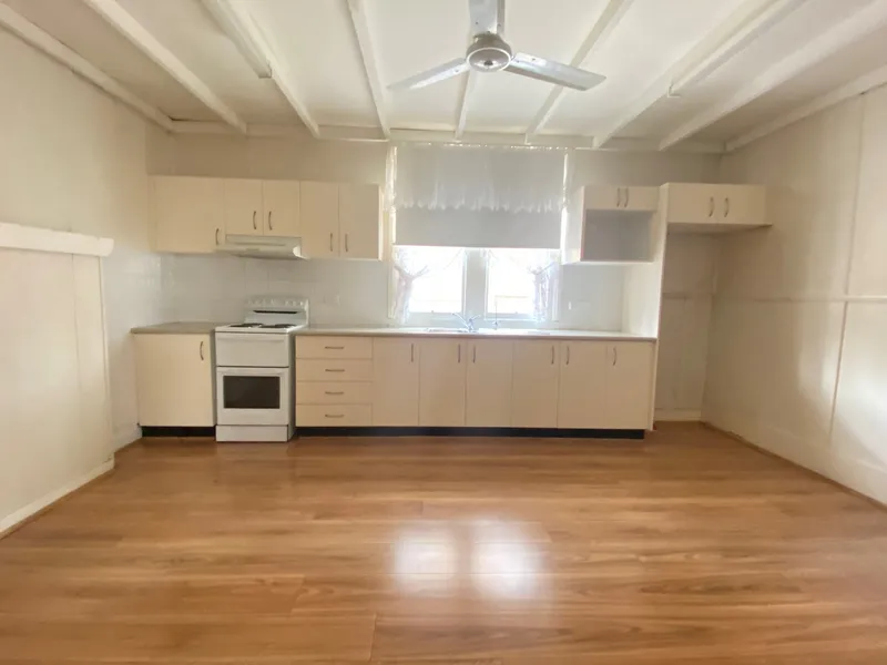 LARGE FAMILY 4 BEDROOM FAMILY HOME IN THE HEART OF MERRYLANDS 