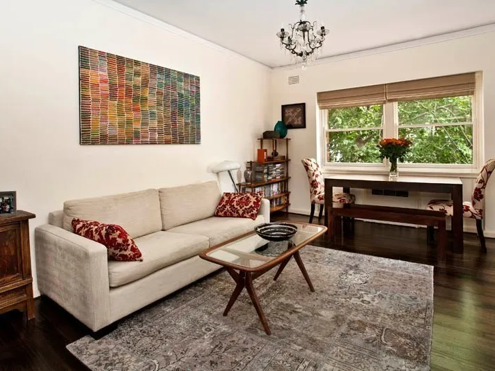 Art Deco Two Bedroom with views to the Harbour