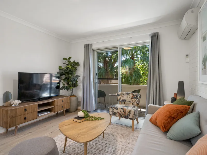 Luxurious lakeside living!!!